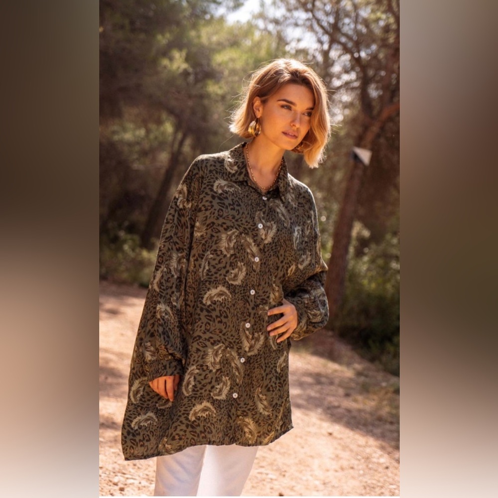 Nina Kendosa Paris Amanda Feather Printer Button Up Shirt guesstimate size 1X